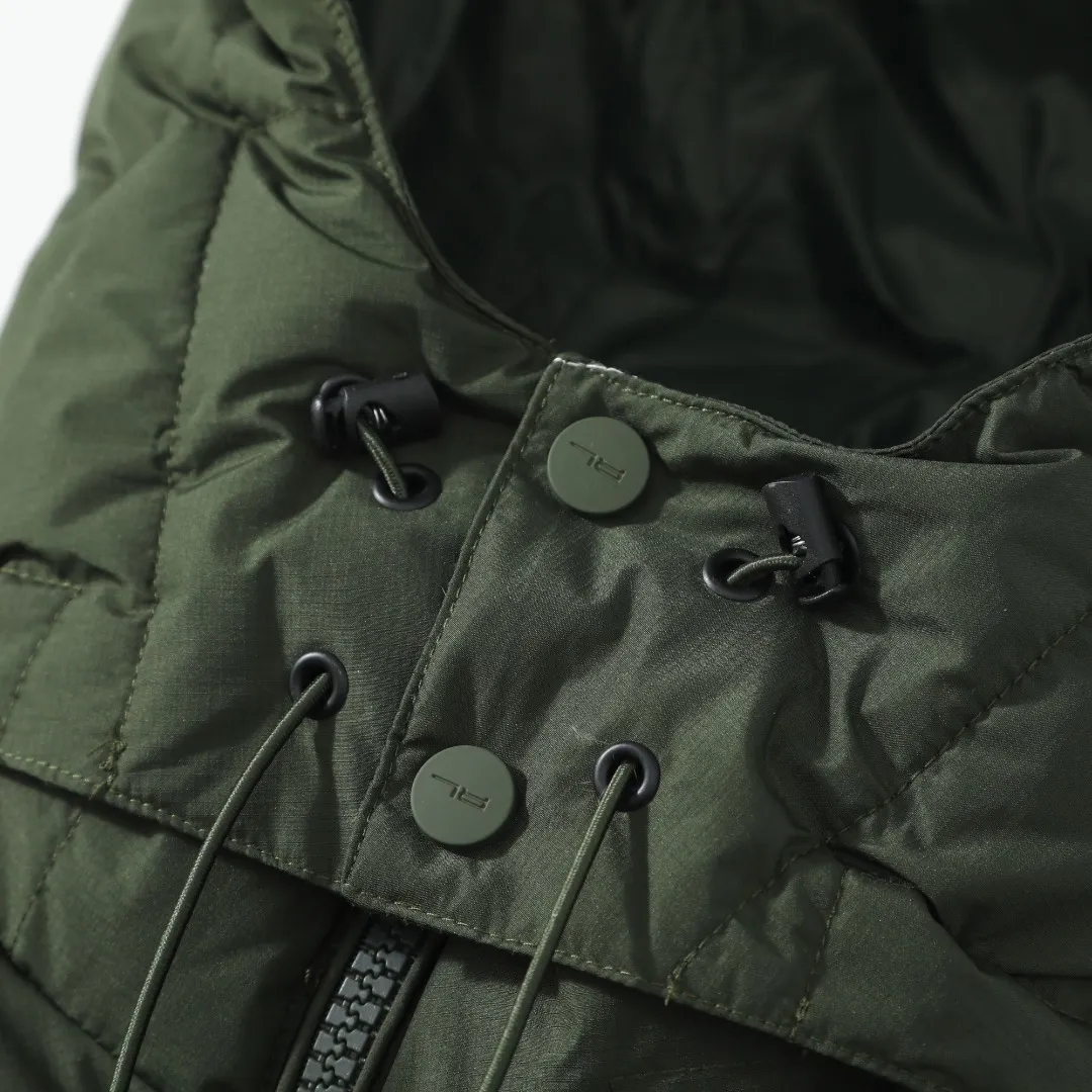 P660 #R54 Ralph Lauren/Ralph Lauren hooded down jacket (top quality, feel free to compare), using imported Barudan embroidery machine, carefully crafted with thousands of needles electric embroidery technology. Imported No. 7 needles and special embroidery thread ensure that every letter of the polo logo is full, three-dimensional and clear, creating the "most expensive embroidery logo" that can be called a work of art. Top-notch velvet core, luxurious warmth. Filled with national standard 80% high-quality white duck down, bringing excellent thermal insulation performance. At the same time, it is lightweight and can quickly regain its fluffiness after compression, bringing you a warm embrace without burden and resisting the harsh winter. Technical fabrics, no fear of wind and snow •Long-lasting fluffy and shape-retaining: High-quality filling ensures that the down jacket is not easy to stiffen and keeps you warm for a long time. •Strict anti-velvet technology: Using 400T gall fabric with pinhole retraction technology, it fundamentally eliminates the phenomenon of velvet leakage and makes wearing more secure. •All-round protective experience: Windproof and waterproof matte fabric, combined with an adjustable hem with a built-in drawstring buckle, can effectively lock in temperature and cold, and cope with changeable weather. Perfect details, creating a classic •Original electroplated YK zipper, smooth and durable, with brand texture highlighted in every detail. •Detachable hood design, one garment can be worn multiple times to meet different occasions and outfit needs. •Original hangtag and washed label, quality guaranteed. Five colors come together for couples to enjoy together: black is cool, beige is gentle, navy is calm, khaki is retro, and green is fresh. Available in five colors, the same style for men and women, it can be worn perfectly as a couple's outfit or a personalized item, becoming an indispensable fashion equipment on the streets in winter. Color: black, khaki, navy blue, army green, beige Size: S M L 66 67